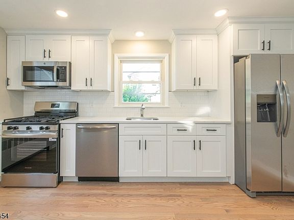 4th image of 22 Washington St