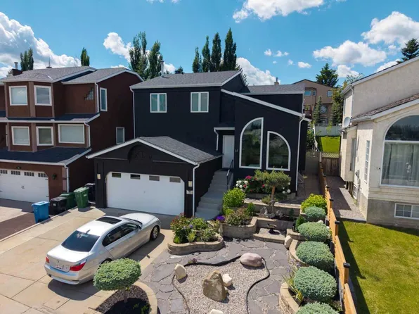 41 Sidon Cres SW, Calgary, AB T3H 2B5