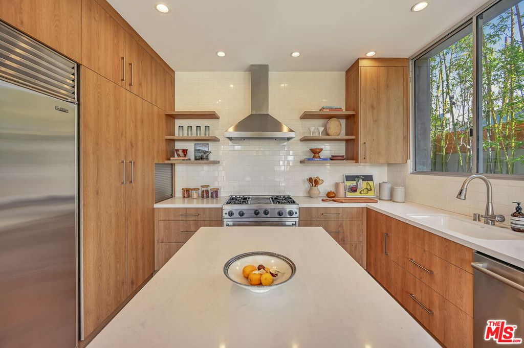 Apartment in Los Angeles, Venice - View 4