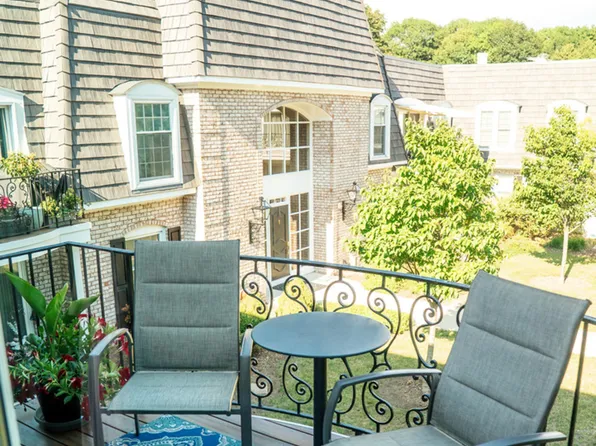 1 Normandie Dr APT 211, Sugar Grove, IL 60554