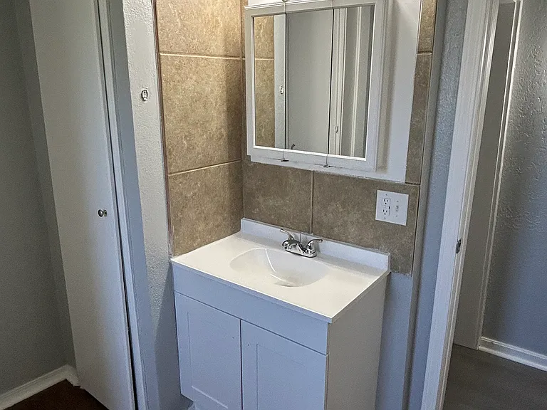 429 E Symmes St — Photo 10