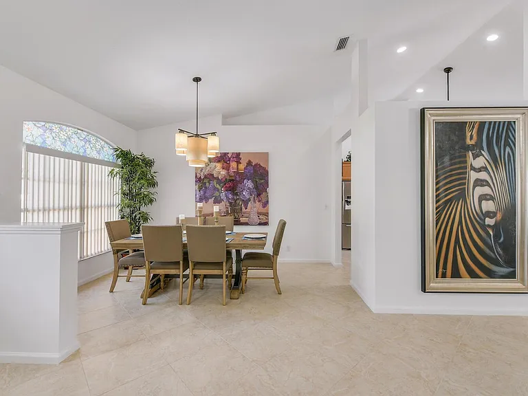 1935 Primrose Ln — Photo 7