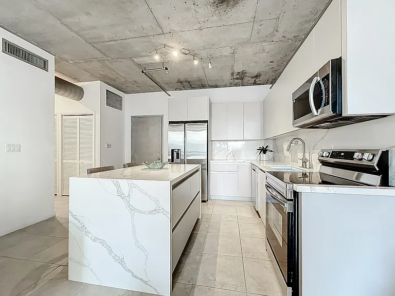 Full kitchen
