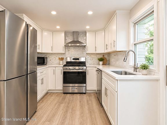 2nd image of 211 Dover Grn