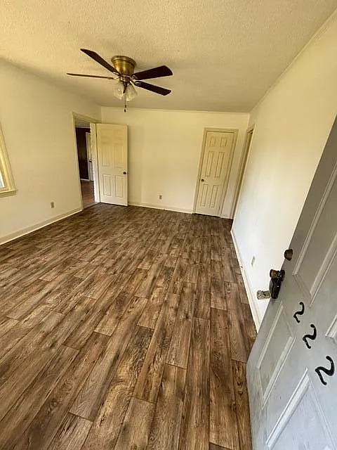 3 bed, 1.0 bath, 1256 sqft, $1,100 — Photo 3