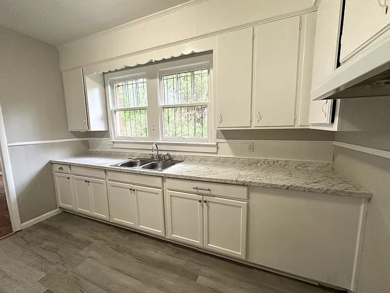372 Fredonia St — Photo 3
