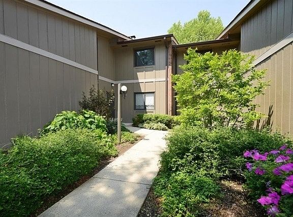 2nd image of 29W440 Emerald Green Dr #25A