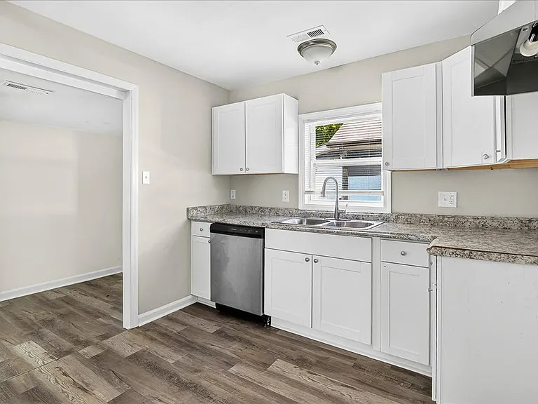 403 Spring Ct — Photo 3