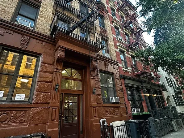 97 Perry Street image 1 of 8