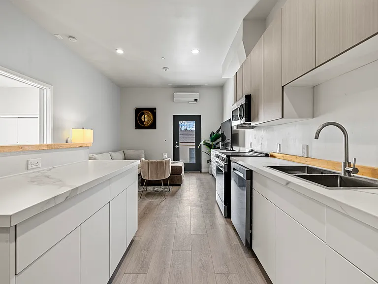 Experience luxury and sophistication with our full-size sink and European cabinet - the perfect combination for a stylish and functional kitchen design