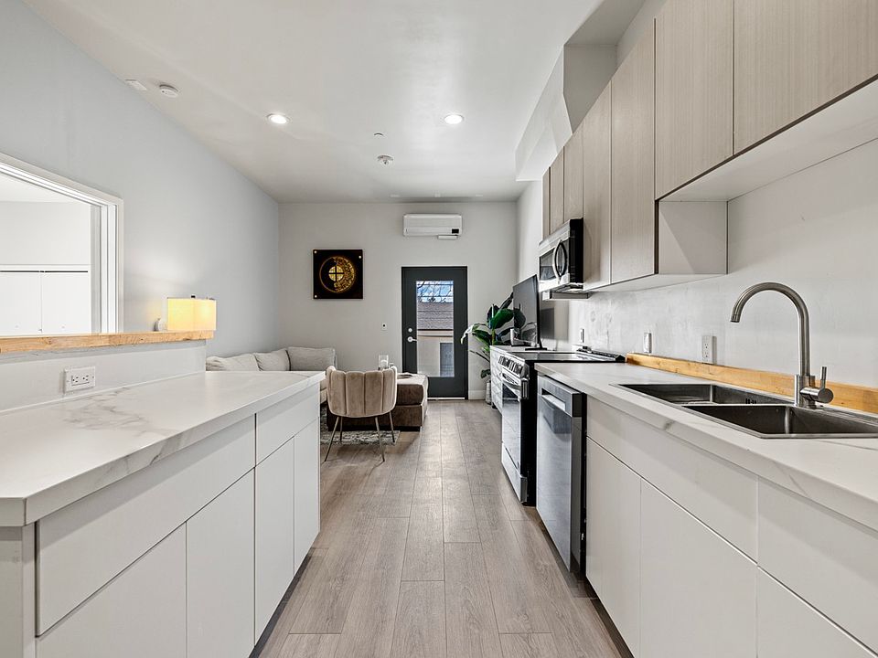 Experience luxury and sophistication with our full-size sink and European cabinet - the perfect combination for a stylish and functional kitchen design