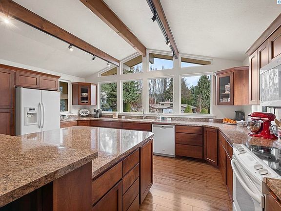 3rd image of 940 SE Glen Echo Rd