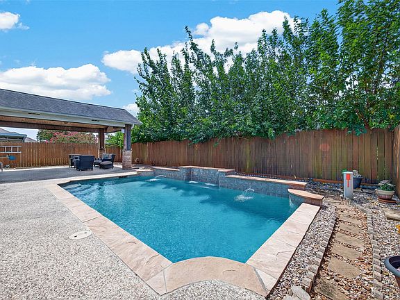 3rd image of 11004 Oakwood Dr