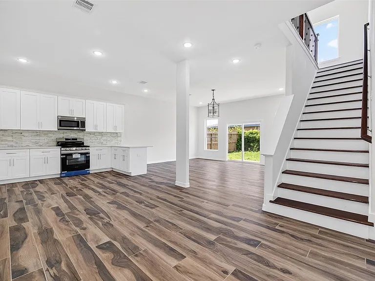 8628 Scott St — Photo 7