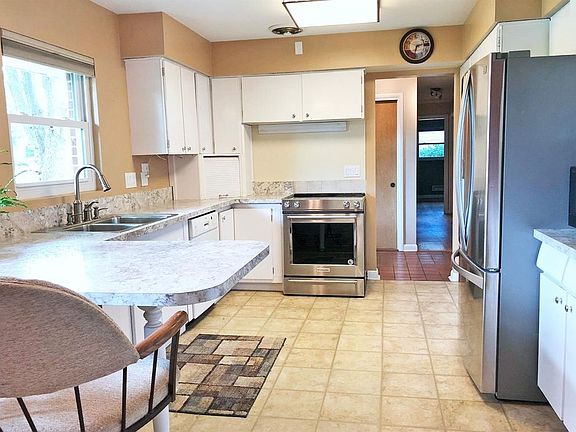 4th image of 475 Jenny Ln