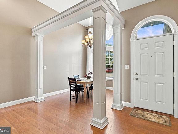 4th image of 321 Chestnut Cir