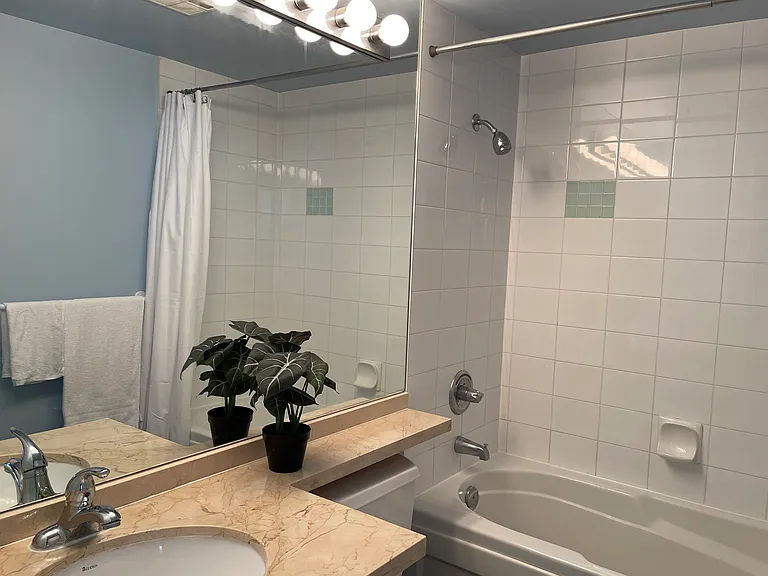 588 Broughton St — Photo 10