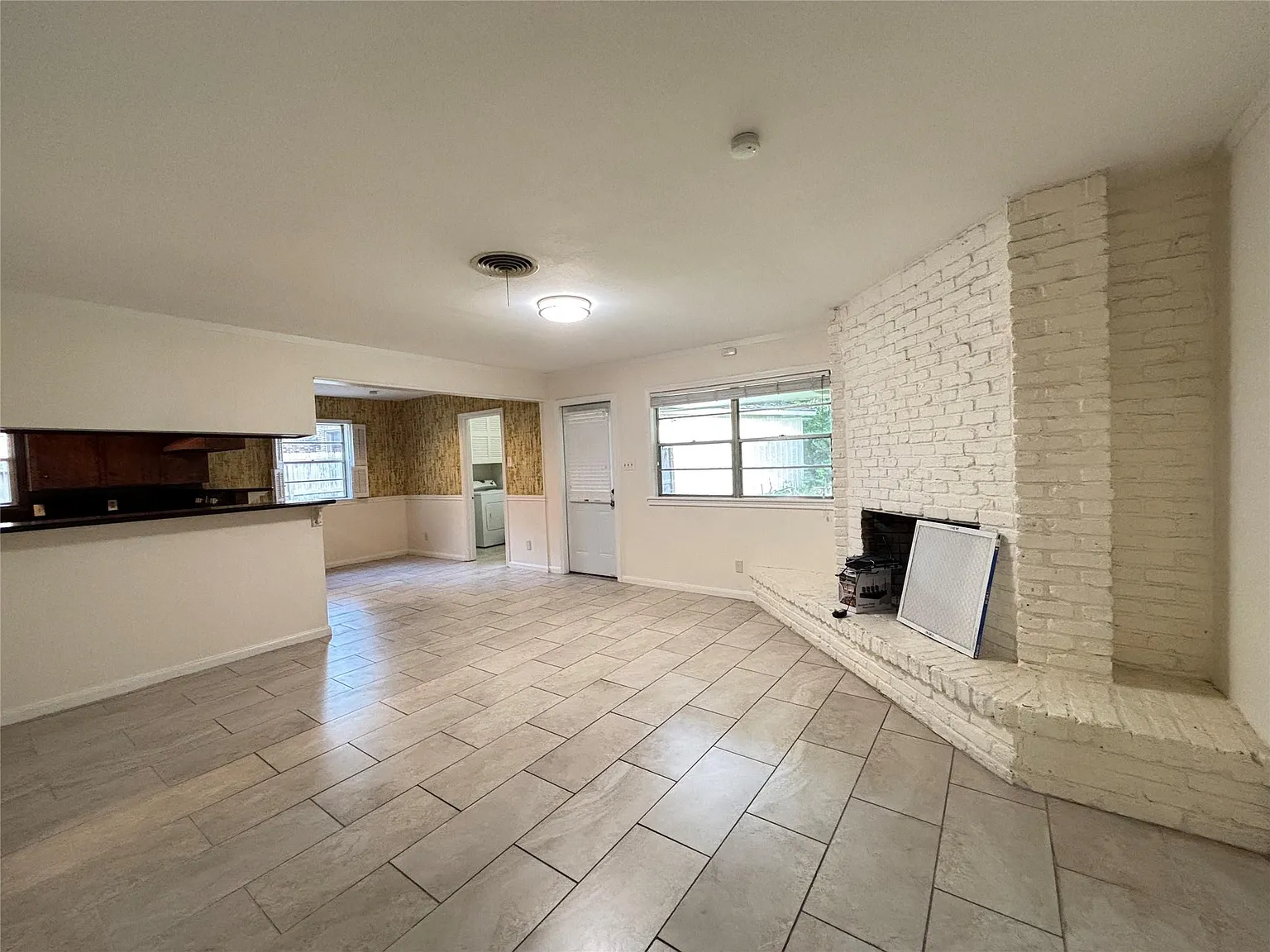 4 bed, 2.0 bath, 2002 sqft, $3,700 — Photo 3