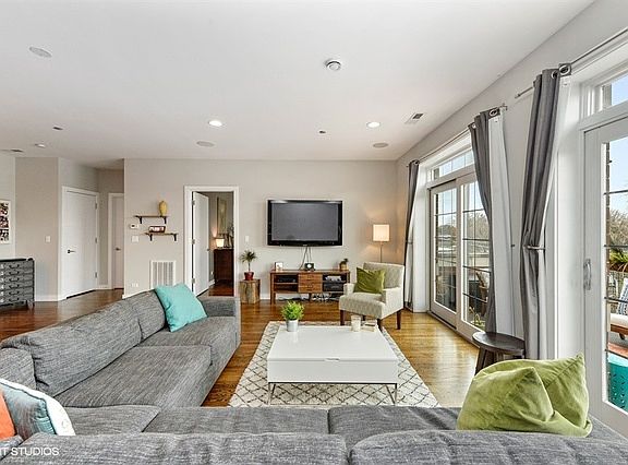 4th image of 3844 N Ashland Ave Unit 44