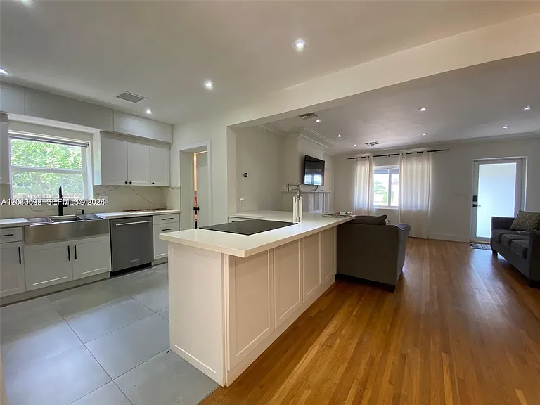 9472 Byron Ave — Photo 3