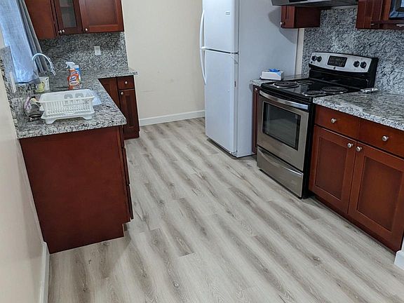 5th image of 194 Roxbury St APT 1