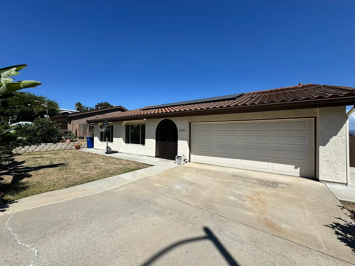 Building Photo - 1233 Pfeifer Ln