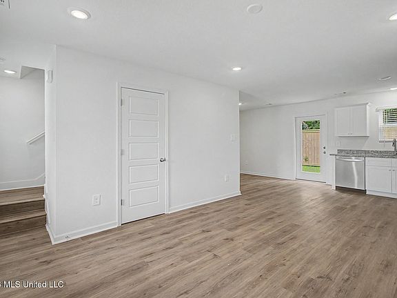 5th image of 696 Hunter Glen Ln