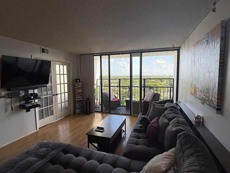 200 Leslie Dr #1029 — Photo 2