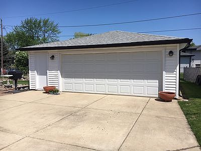 Spacious 2.5 car garage