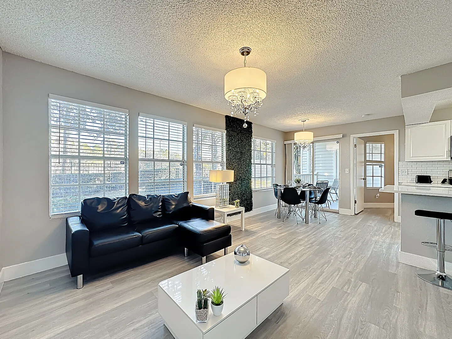Stunning & Furnished 2-Bedroom Condo in SeaWorld — Photo 1