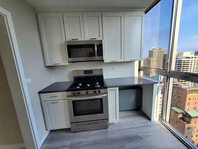 1555 N Dearborn Pkwy #27E — Photo 6
