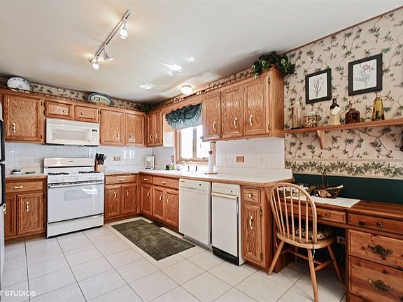 5th image of 19526 Bedford Ln