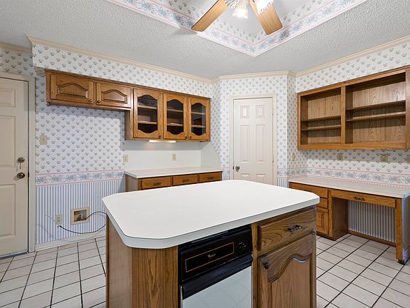 4th image of 20 Oak Forest Dr