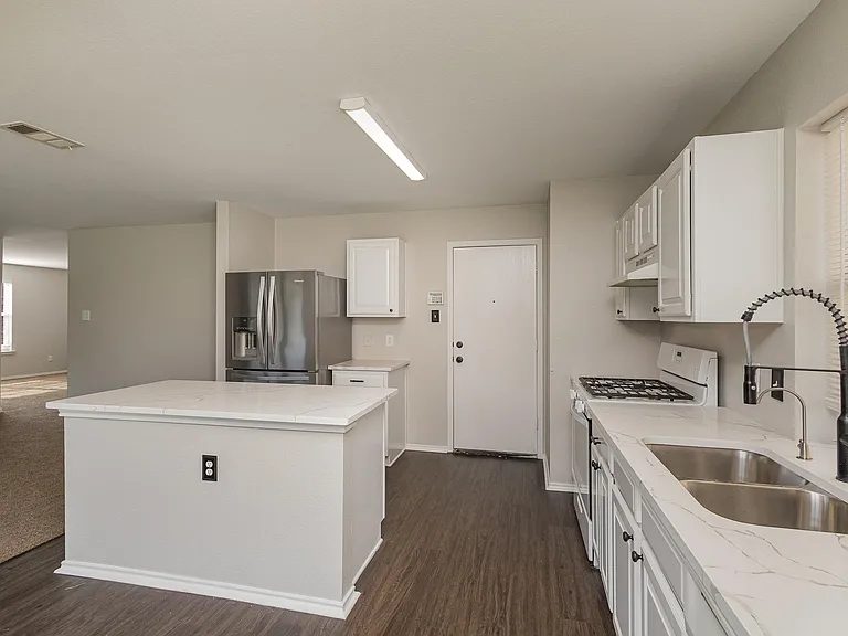 1121 Charlotte Dr — Photo 9