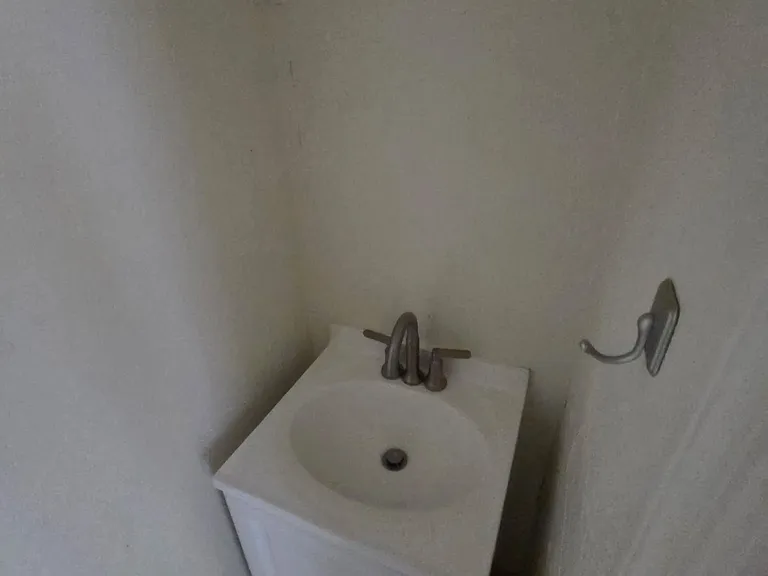 2433 E Cameron Vis — Photo 5