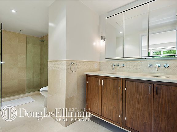 5th image of 200 E 66th St APT B306