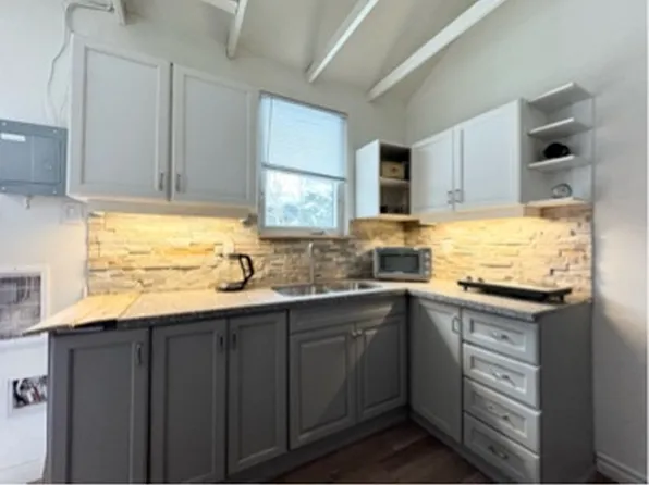 105 Uno Dr #2, Toronto, ON M8Z 3P2