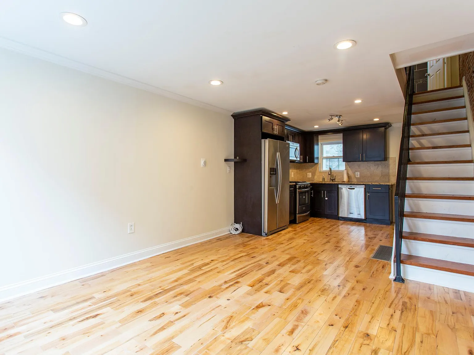 2 bed, 1.5 bath, 750 sqft, $2,400 — Photo 2