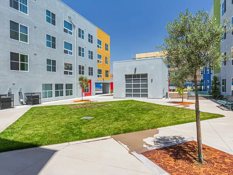 3501 N Vista Ln — Photo 2