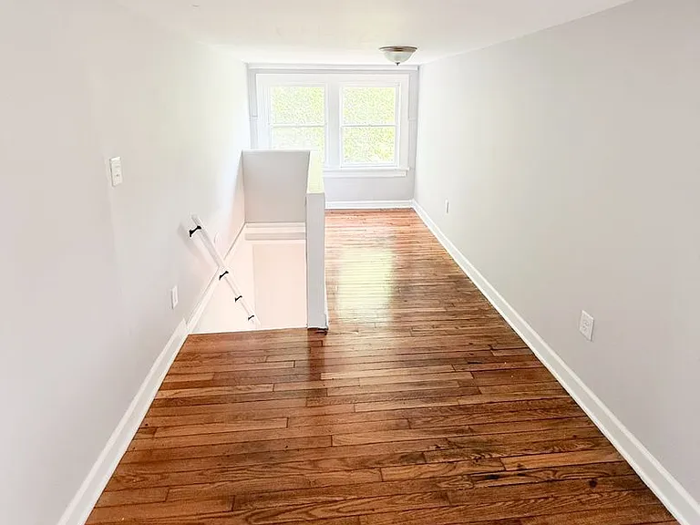 2555 Hord Ave — Photo 8