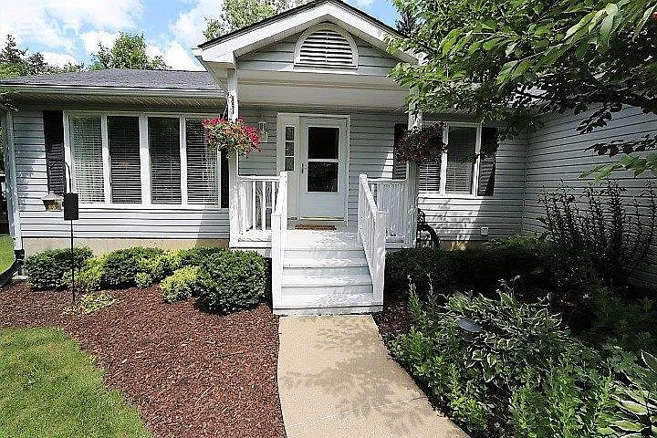 5353 Hough Rd photo 1
