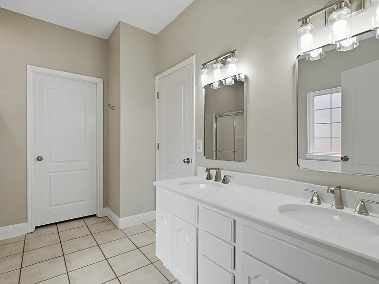 305 NW Palomino St — Photo 14