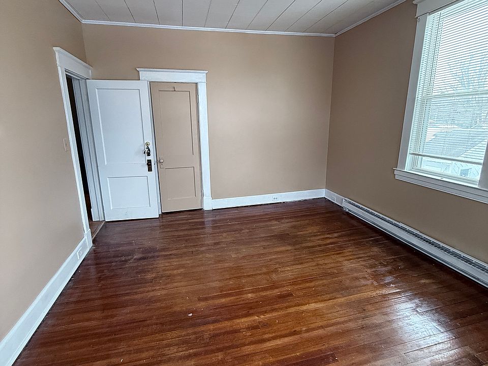 View of room of the entrance door.