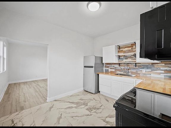 3rd image of 810 Hays St