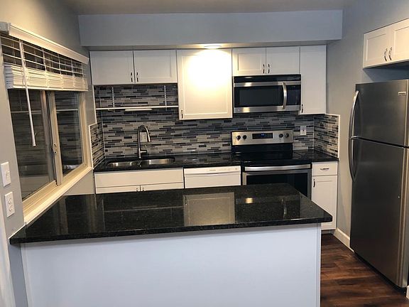 5th image of 943 Manor Ln APT C