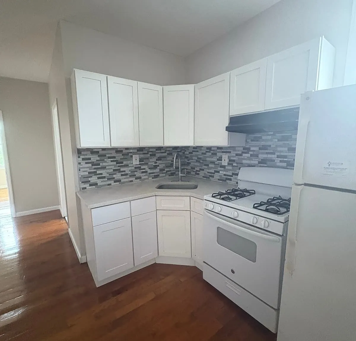 3 bed, 1000 sqft, $1,800 — Photo 1