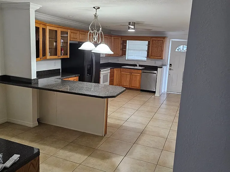 921 Cypress Ave — Photo 2