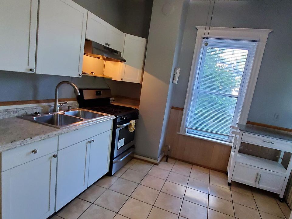 eat-in kitchen