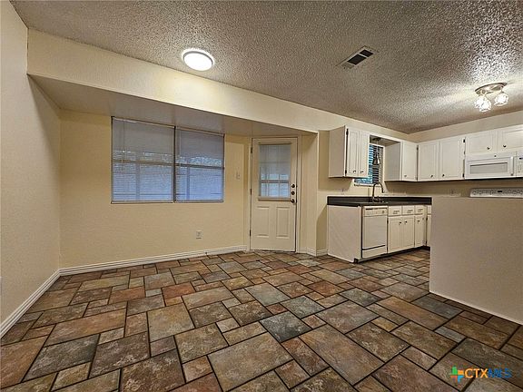 4th image of 2910 Transit Dr