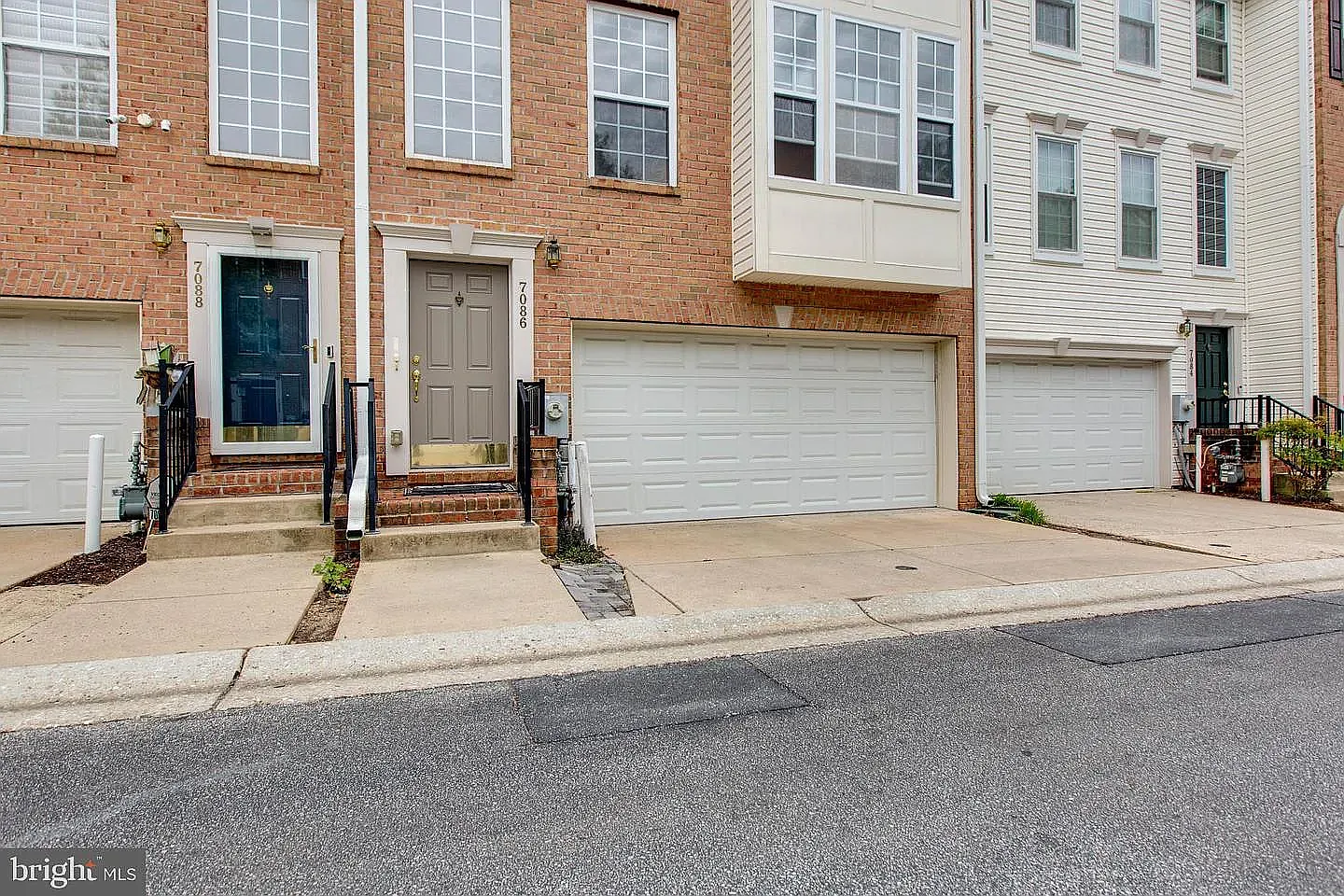 4 bed, 3.5 bath, 2056 sqft, $3,350 — Photo 2